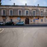 L'edificio, a pianta rettangolare, ci appare con la sua facciata ordinata e armoniosa in stile neoclassico, dotata di un loggiato con sette balconi